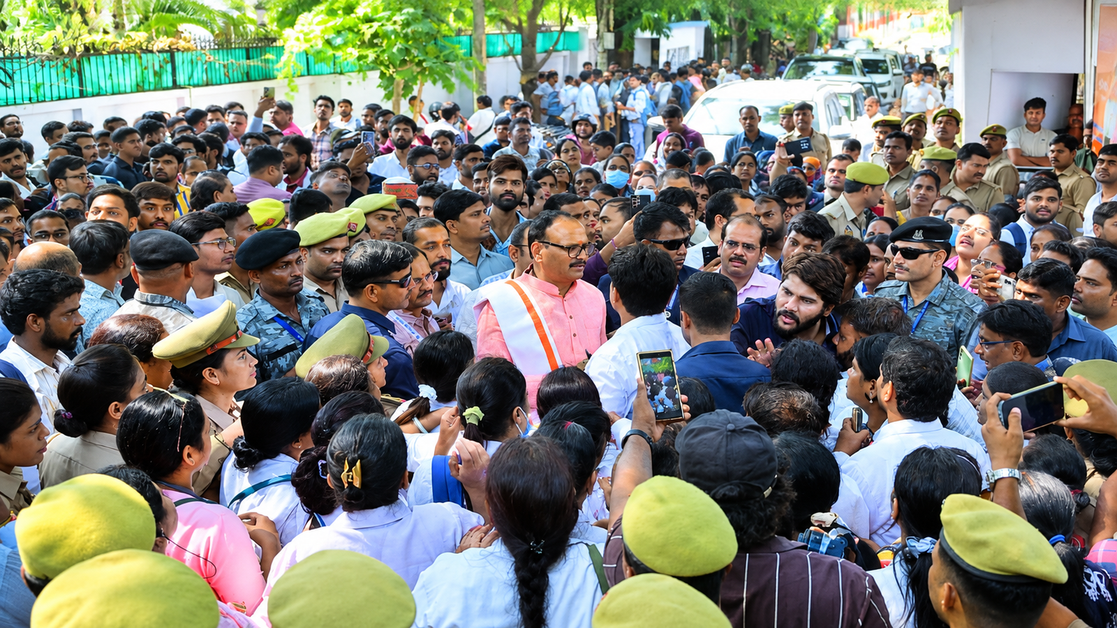 जनता दर्शन में ब्रजेश पाठक ने सुनी लोगों की समस्याएं, अधिकारियों को दिए त्वरित कार्रवाई के निर्देश