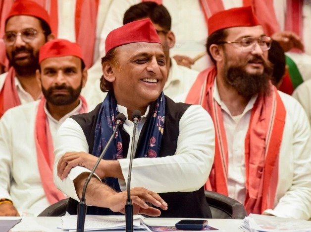 अखिलेश यादव  के ‘चिलम’ वाले AI वीडियो पर मचा बवाल, BJP ने बताया सनातन का अपमान
