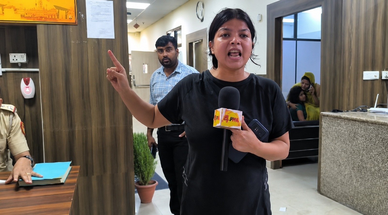 दिल्ली में दो महिला पत्रकारों से कथित मारपीट का मामला, CM से सवाल पूछने के बाद हिरासत में लेने का आरोप, जानिए पूरा विवाद