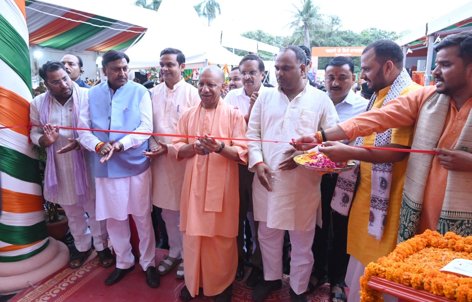 गोरखपुर को मिली 119 विकास परियोजनाओं की सौगात, CM योगी ने 1 लाख सरकारी नौकरियों का भी किया ऐलान
