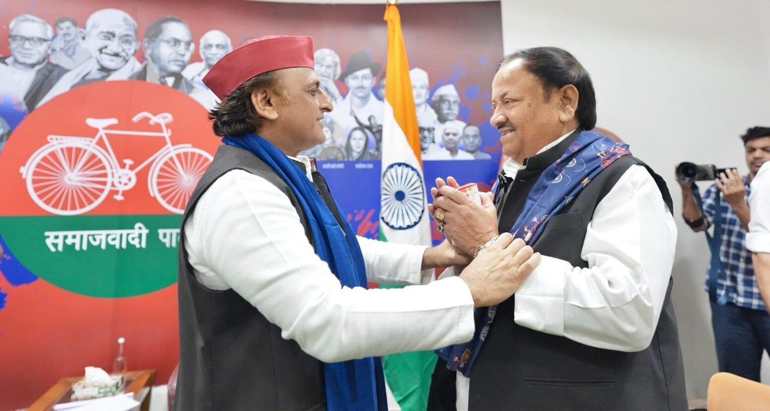 यूपी चुनाव 2027 से पहले सियासी हलचल, 6 बार मंत्री रहे राम आसरे कुशवाहा की सपा में वापसी