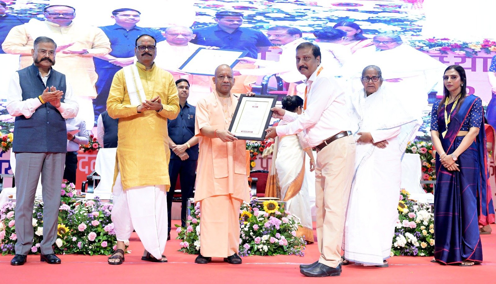 यूपी में 3,587 शिक्षकों को मिला नियुक्ति पत्र, CM योगी बोले- शिक्षक छात्रों को सिर्फ पढ़ाएं नहीं, बल्कि दिशा भी दें