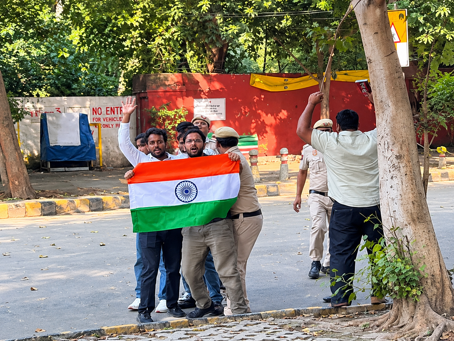 जंतर-मंतर पर फिर हिरासत में लिए गए CJP नेता सौरव दास और आशुतोष रांका, CEC ज्ञानेश कुमार के खिलाफ की नारेबाजी