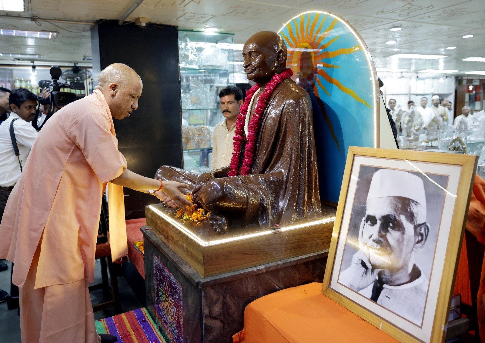 गांधी जयंती पर CM योगी ने बापू और शास्त्री जी को किया नमन, खादी को बढ़ावा देने के लिए 25% छूट का किया बड़ा ऐलान