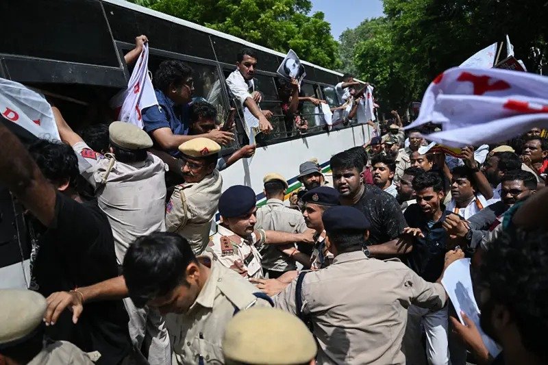 जंतर-मंतर पर SIR के खिलाफ प्रदर्शन, 500 से ज्यादा लोग हिरासत में, AAP-RJD नेताओं पर भी कार्रवाई