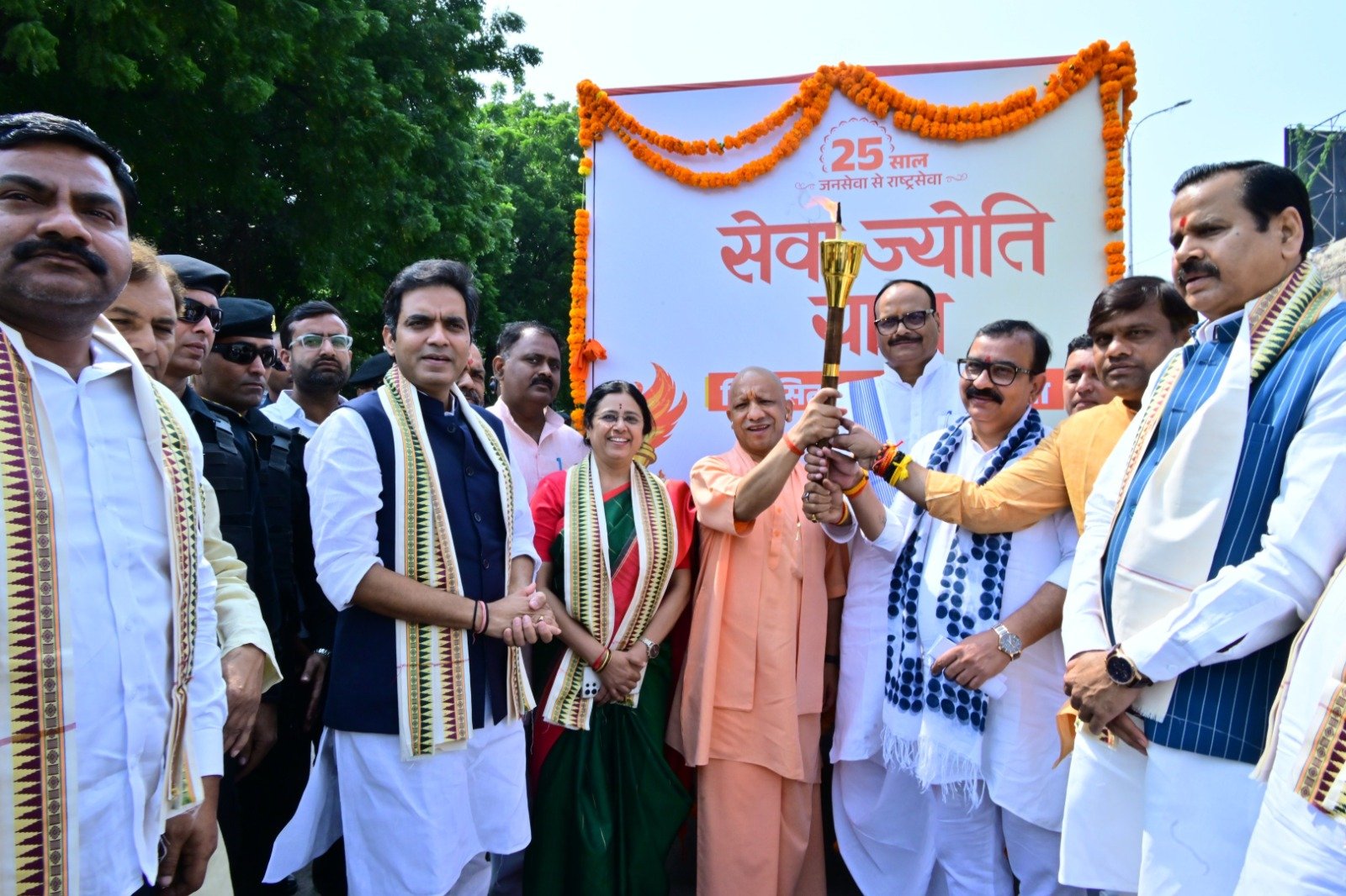 ‘सेवा ज्योति यात्रा’ में CM योगी ने गिनाईं पीएम मोदी के 25 साल की उपलब्धियां, 2047 के विकसित भारत का दिलाया संकल्प