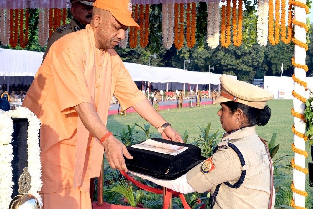 पुलिस स्मृति दिवस पर CM योगी का बड़ा ऐलान! SI से लेकर सिपाहियों तक का बढ़ा भत्ता, जानें किसे कितना फायदा